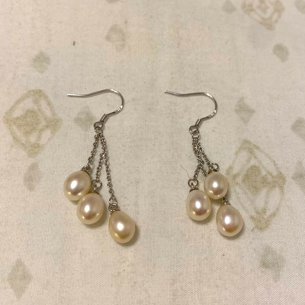 stauer three dangle pearl earrings on silver metal